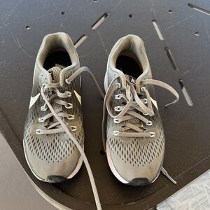 Nike Women's Gray Athletic Shoes